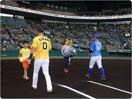 試合前のセレモニー　両チーム代表選手への花束贈呈。　頑張ってください！