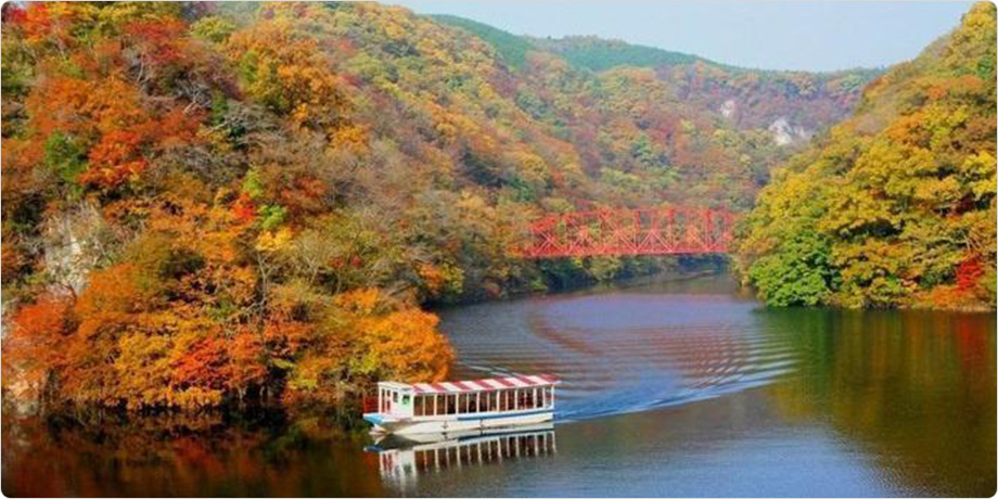 紅葉の神龍湖と遊覧船