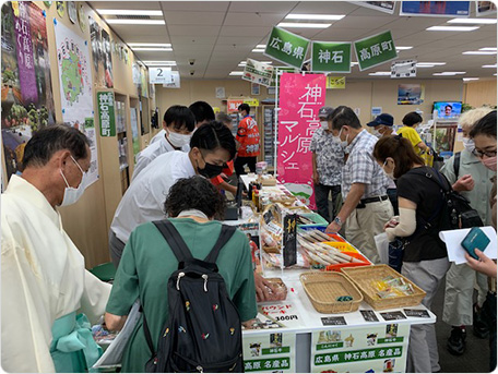 大盛況な名産品販売コーナー