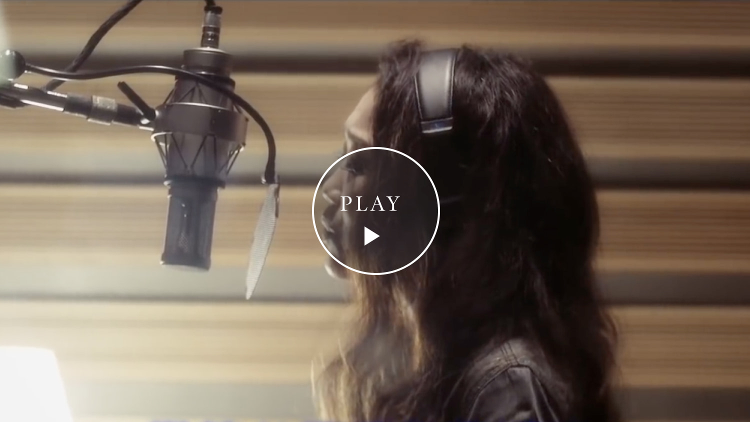 阪急交通社×JUJU スペシャルムービーのサムネイル画像。